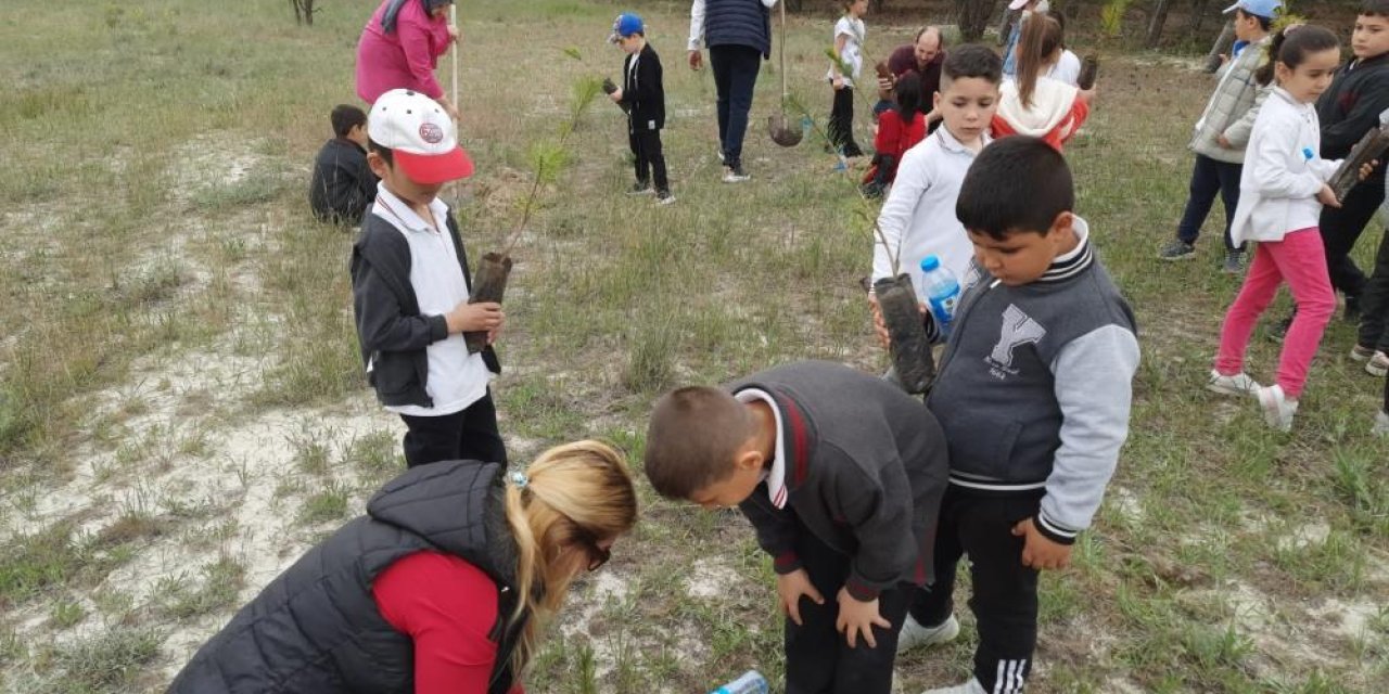 Konya'da ilkokul öğrencileri ile öğretmenleri fidan dikti!
