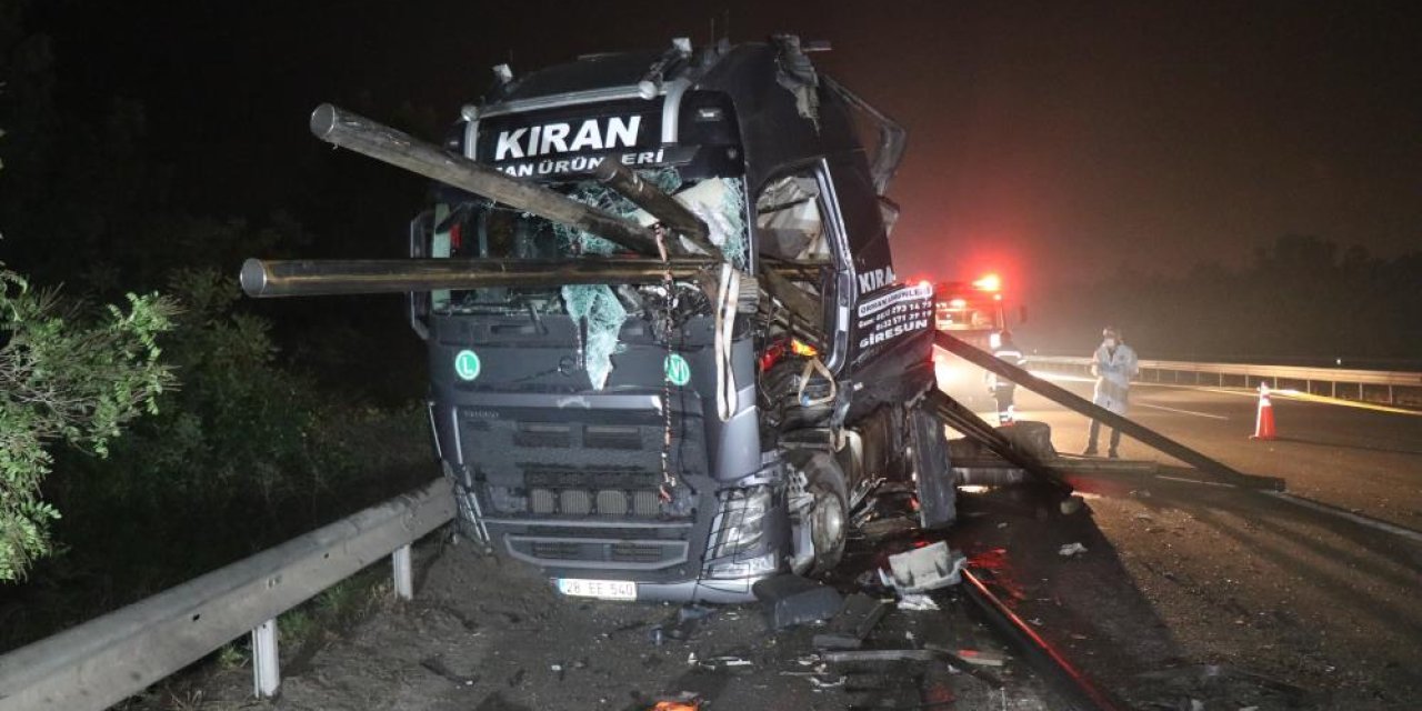 Feci kaza! Demir borular tırın ön camından çıktı! 2 kişi hayatını kaybetti