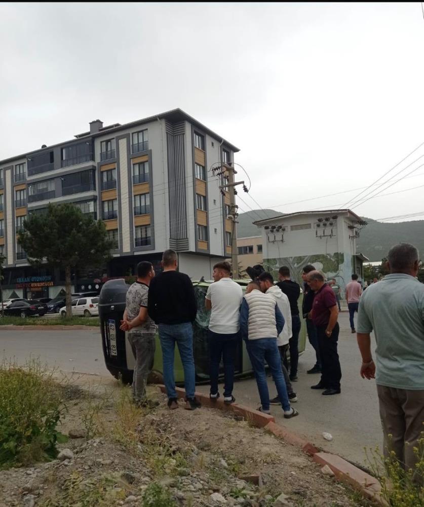 Hafif ticari araç ile motosiklet çarpıştı: 3 yaralı