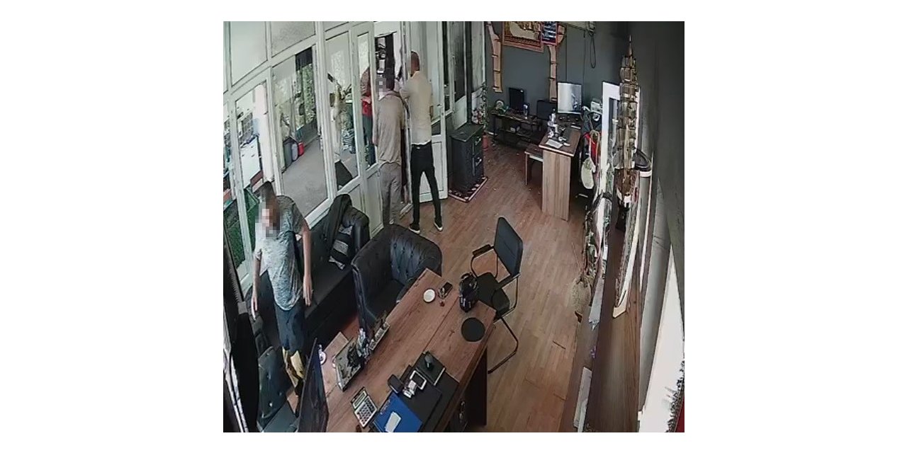 Konya’da bir kişi arkadaşının iş yerinde önce darp edildi daha sonra bıçaklandı