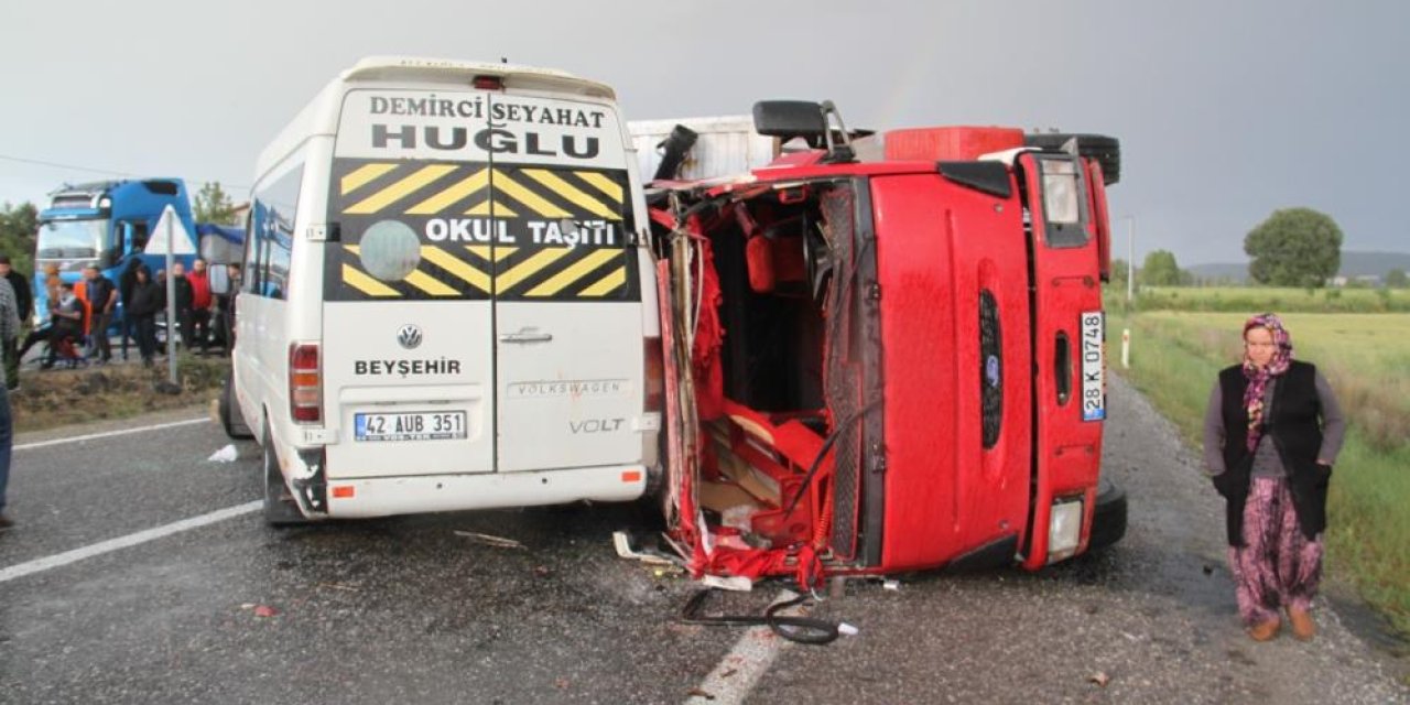 Konya'daki kazada can pazarı yaşandı! 14 kişi yaralı