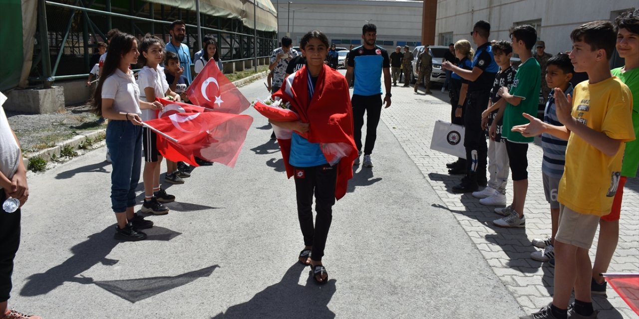 Balkan ikincisi olan Rojda, Hakkari'de coşkuyla karşılandı