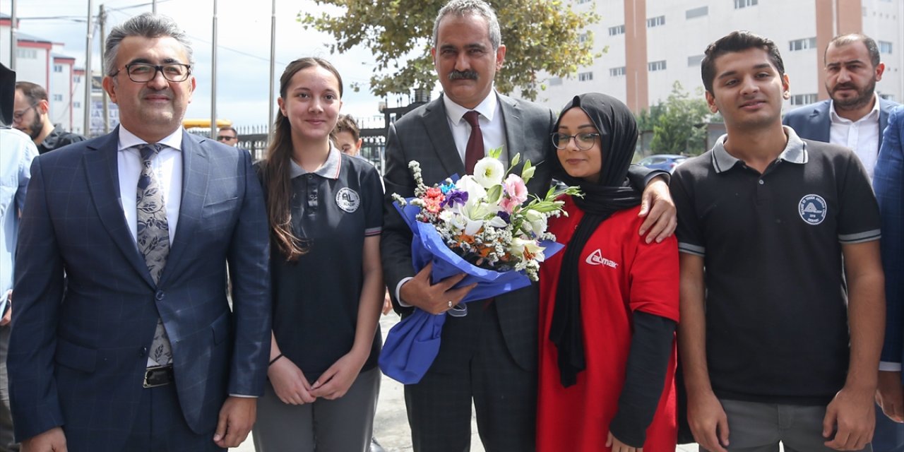 Milli Eğitim Bakanı Özer, mesleki eğitimlerini tamamlayıp işe başlayan öğrencilerle bir araya geldi: