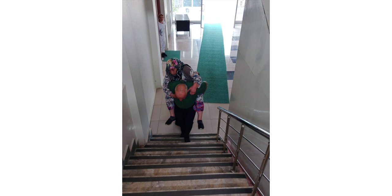 Nüfus müdürlüğü memuru, yaşlı kadını 1. kattaki müdürlük ofisine sırtında taşıdı