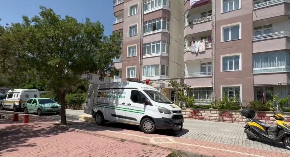 Genç kadın apartman bahçesinde ölü bulundu