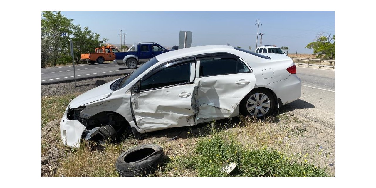 Konya'da iki otomobil çarpıştı: 4 kişi yaralandı