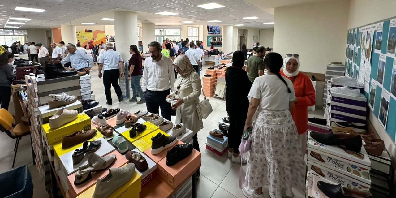 Ayakkabı ve çanta kermesi açıldı! Ürünler kaçırılmayacak fiyatlarla satışa sunuldu