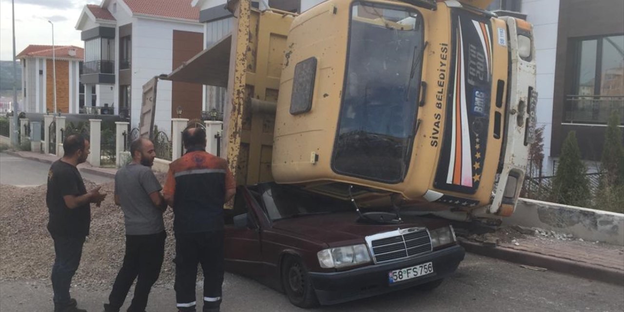 Sivas'ta üzerine mıcır yüklü kamyon devrilen otomobil kullanılamaz hale geldi