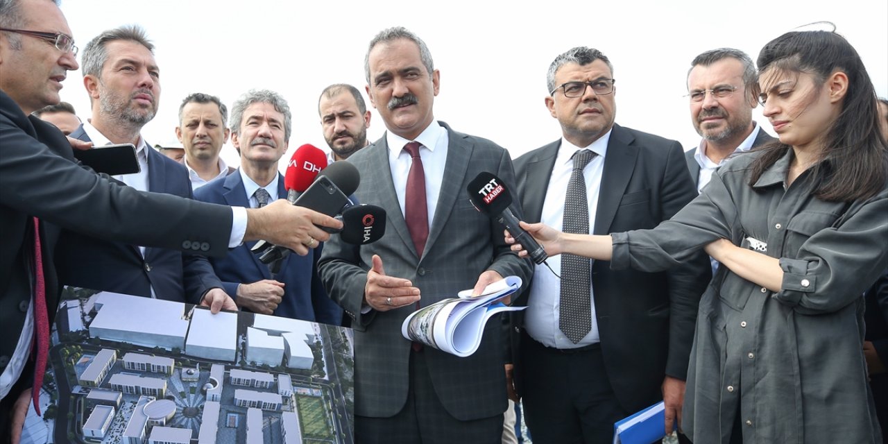 Milli Eğitim Bakanı Özer, Esenyurt'ta lise kampüsü inşaatını inceledi: