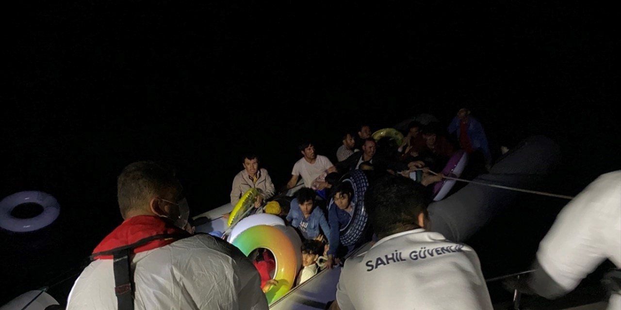 Çanakkale açıklarında geri itilen 58 düzensiz göçmen kurtarıldı
