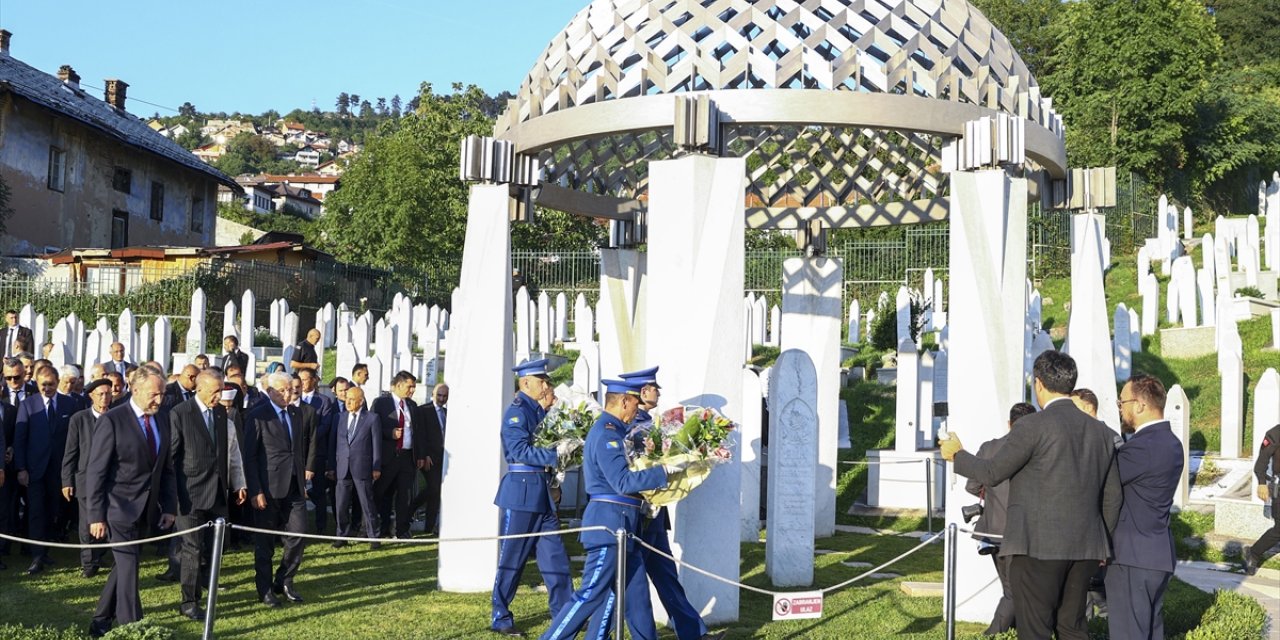Cumhurbaşkanı Erdoğan, Aliya İzetbegoviç'in mezarını ziyaret etti
