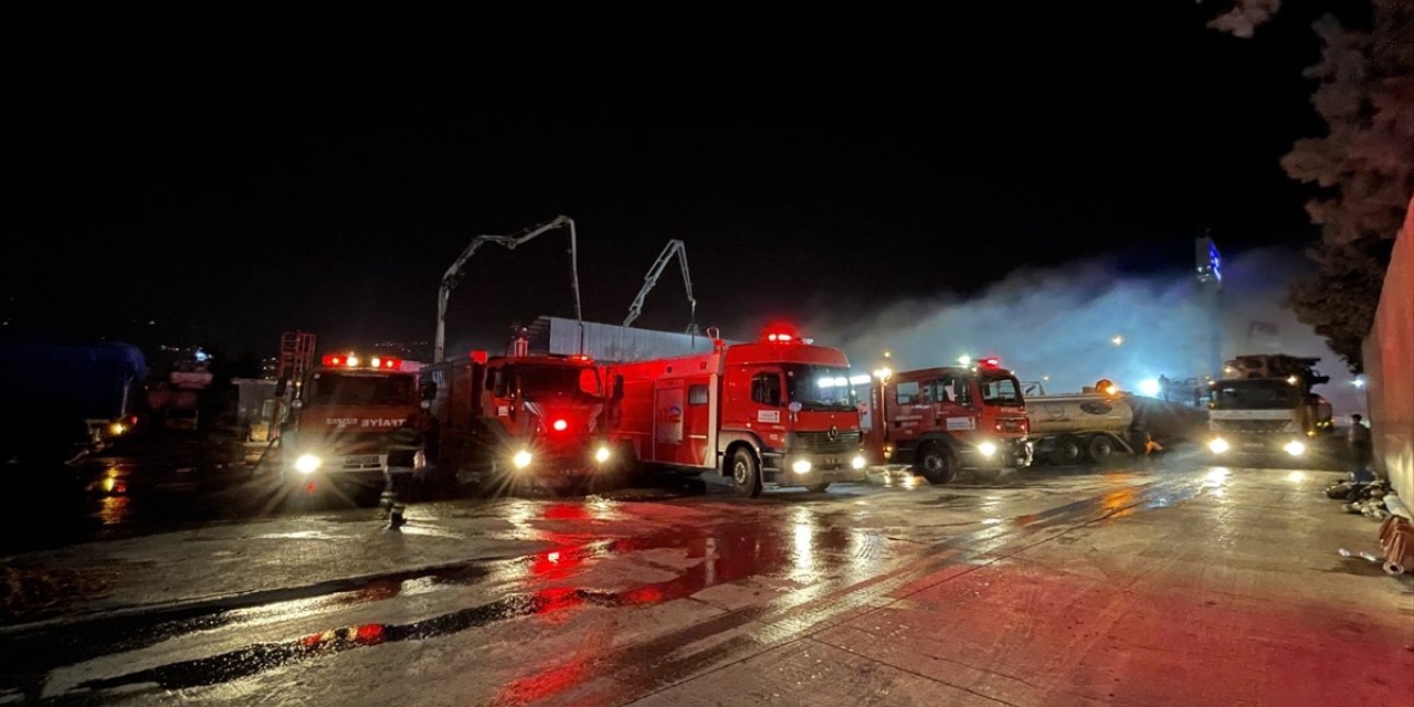 GÜNCELLEME - Kahramanmaraş'ta atık kağıt toplama alanında yangın çıktı