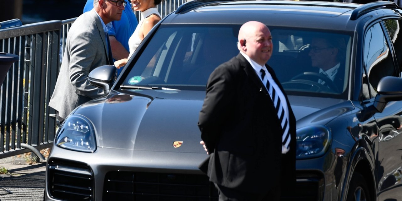 Prens Harry ile eşi Meghan Markle, Düsseldorf'ta ilgiyle karşılandı