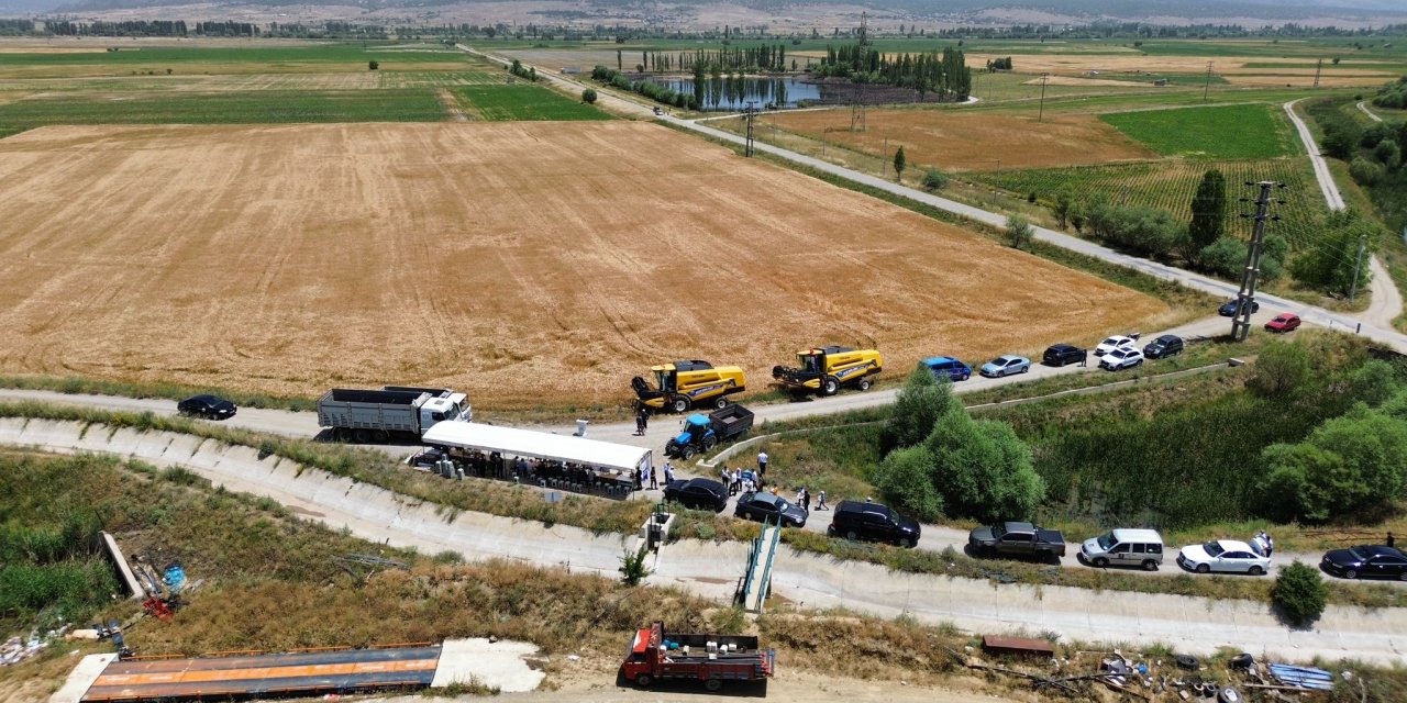 Arpada öne çıkan Konya'daki ilçede ilk hasadı dualarla yaptılar!