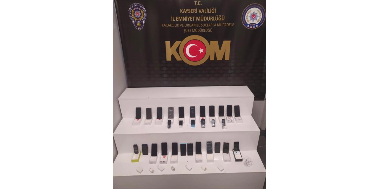 Kayseri'de gümrük kaçağı 30 cep telefonu ele geçirildi