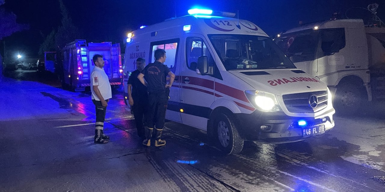 GÜNCELLEME 2 - Kahramanmaraş'ta atık kağıt toplama alanında çıkan yangın kontrol altına alındı