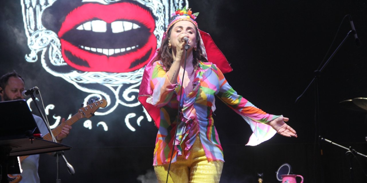 Söke'nin kurtuluşunun yıl dönümünde şarkıcı Ceylan Ertem sahne aldı