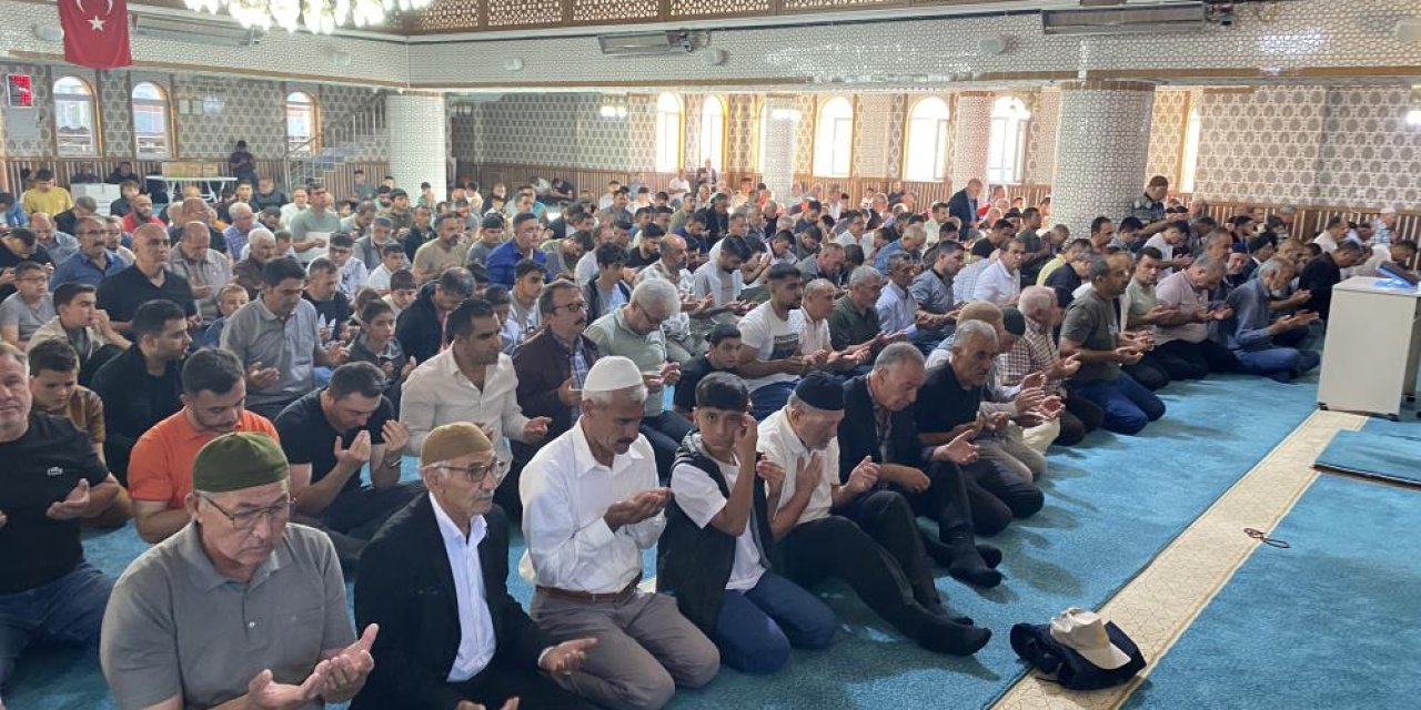 Kulu'daki bayram namazında cemaat camiye sığmadı!