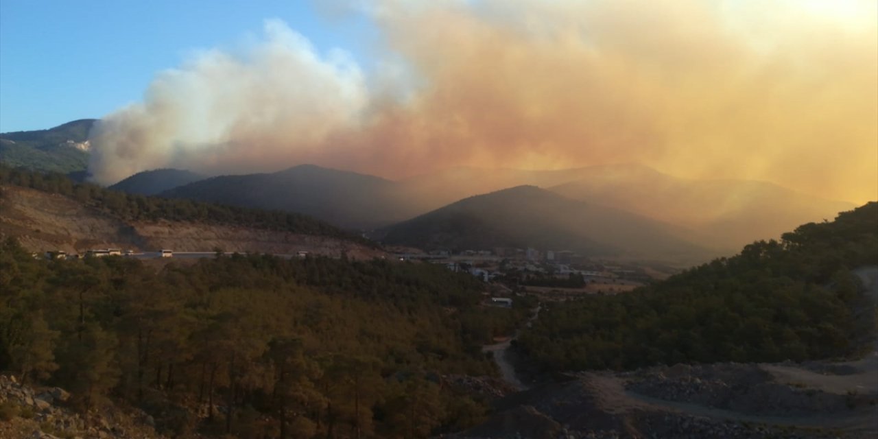 GÜNCELLEME 3 - Mersin'deki orman yangınına müdahale ediliyor