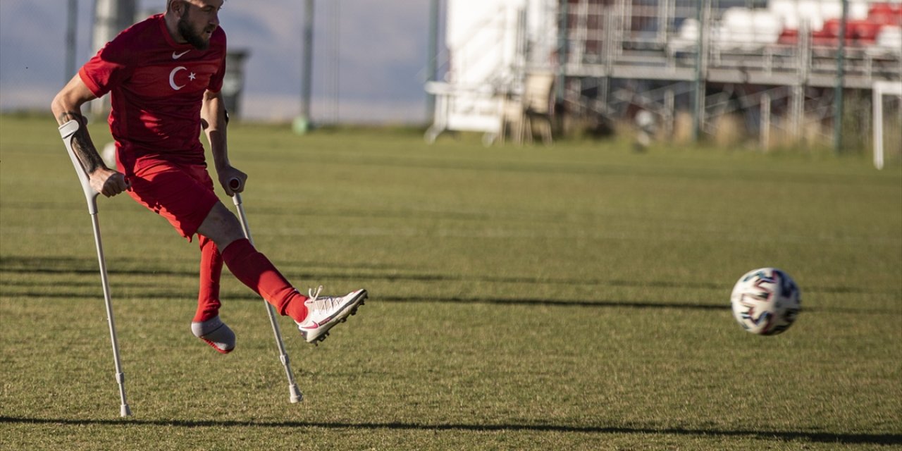 Futbol sevdasıyla engelini aştı şimdi milli takımın gol yükünü omuzluyor