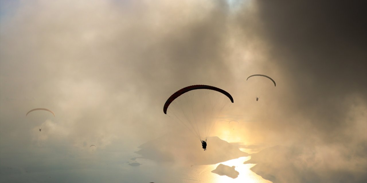 Babadağ'dan gerçekleştirilen yamaç paraşütü uçuş sayısı 100 bini aştı