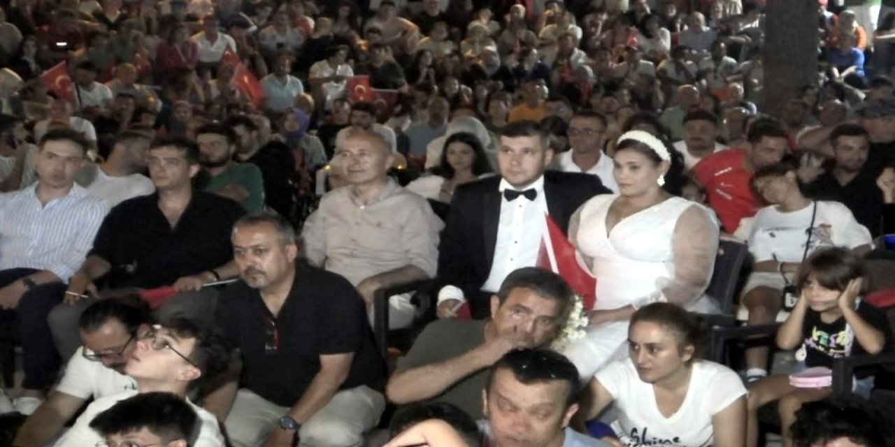 Düğünden maç izlemeye gittiler! Gelinlik ve damatlıkla Millilere destek verdiler!