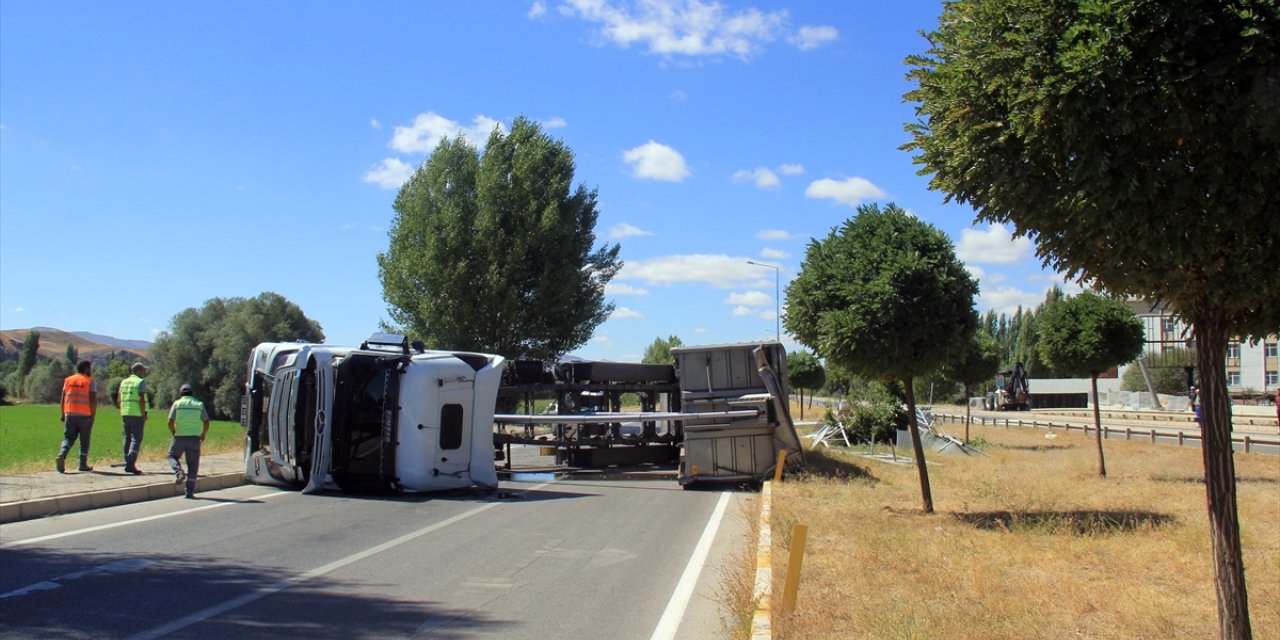 Sivas'ta damperi açılan tır EDS direğine çarparak devrildi