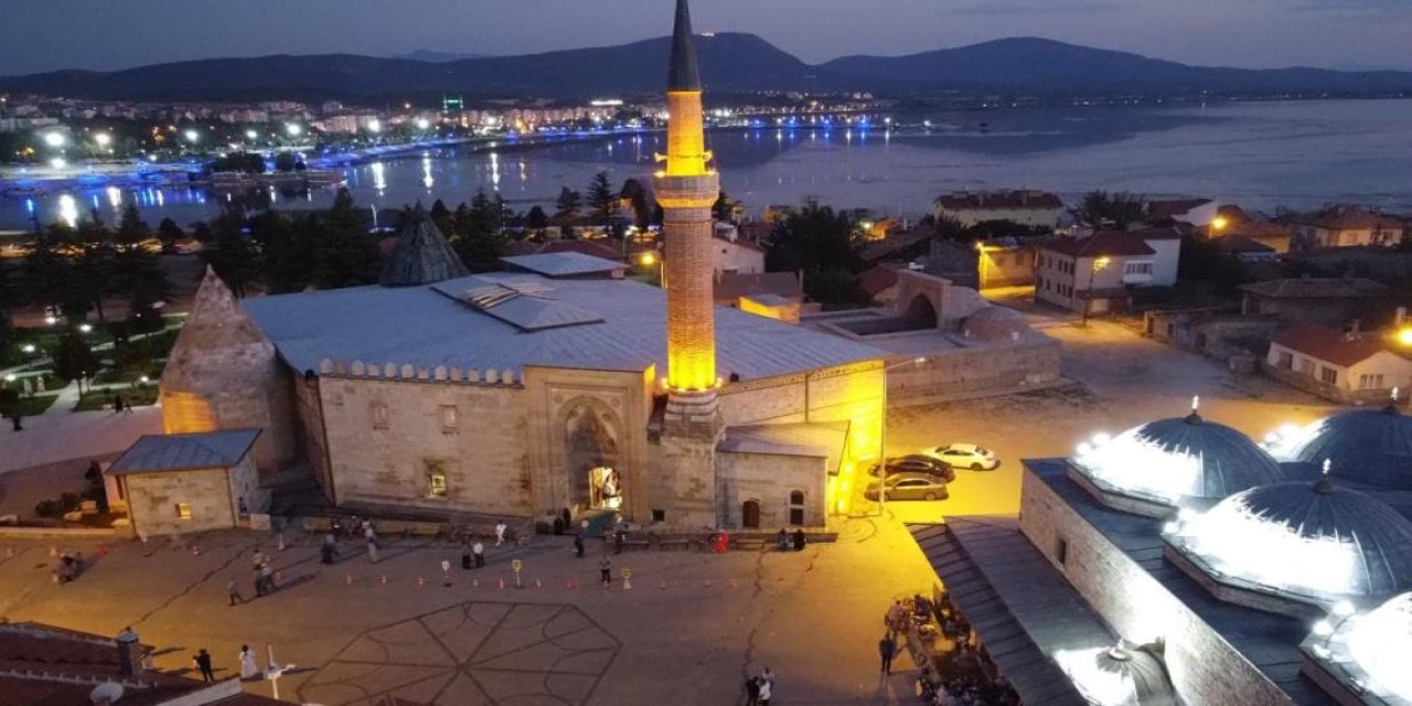 UNESCO'nun dünya kültür mirası listesinde yer alan tarihi Eşrefoğlu Camisi'ni tatilde 21 bin 801 kişi ziyaret etti