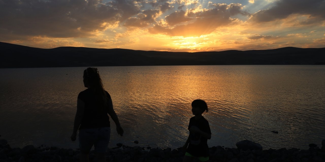 Balık Gölü'nde gün batımı kızıllığıyla suya yansıyor