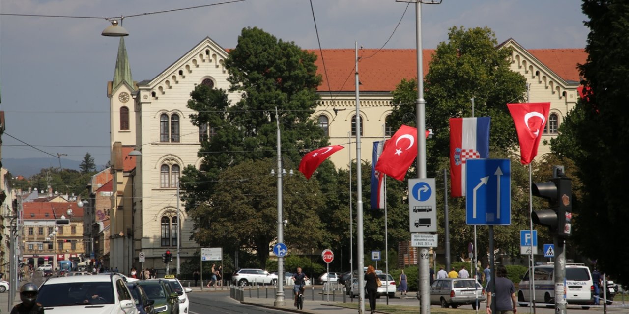Hırvatistan sokakları Cumhurbaşkanı Erdoğan'ın ziyareti öncesi Türk bayraklarıyla donatıldı