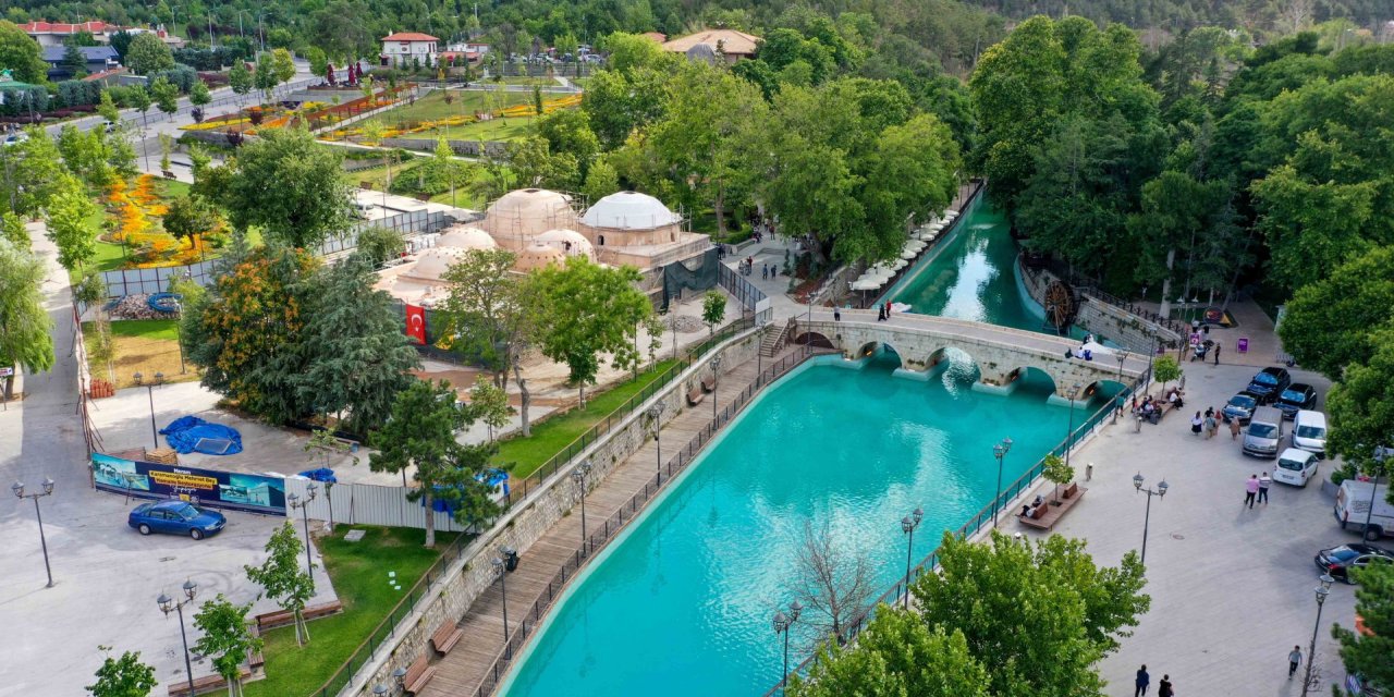 Özlenen mekan yeniden hayat buldu! Tarihi Meram Çay Bahçesi açıldı