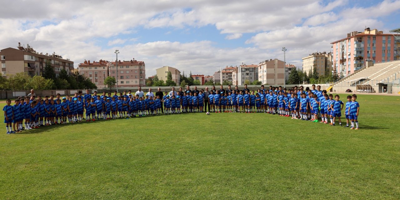 Selçuklu, futbolcular yetiştiriyor! İlçede 2 bin 843 öğrenci futbol branşında eğitim alıyor