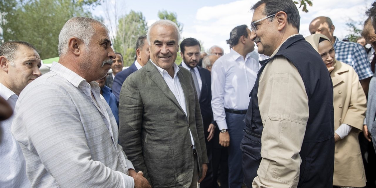 Bakan Dönmez, çiftçiye temiz kaynaktan elektrik sağlayacak MOBİTEM'i inceledi: