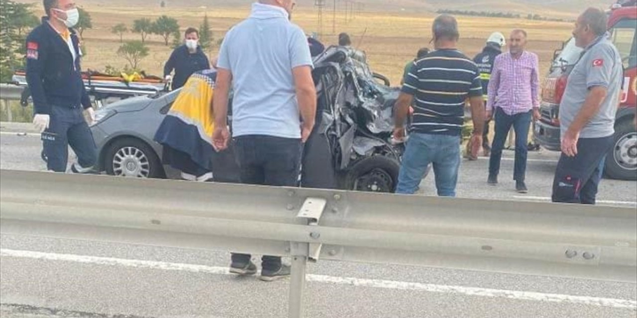 Eskişehir'de kamyonun çarptığı otomobildeki 1 kişi öldü, 3 kişi yaralandı