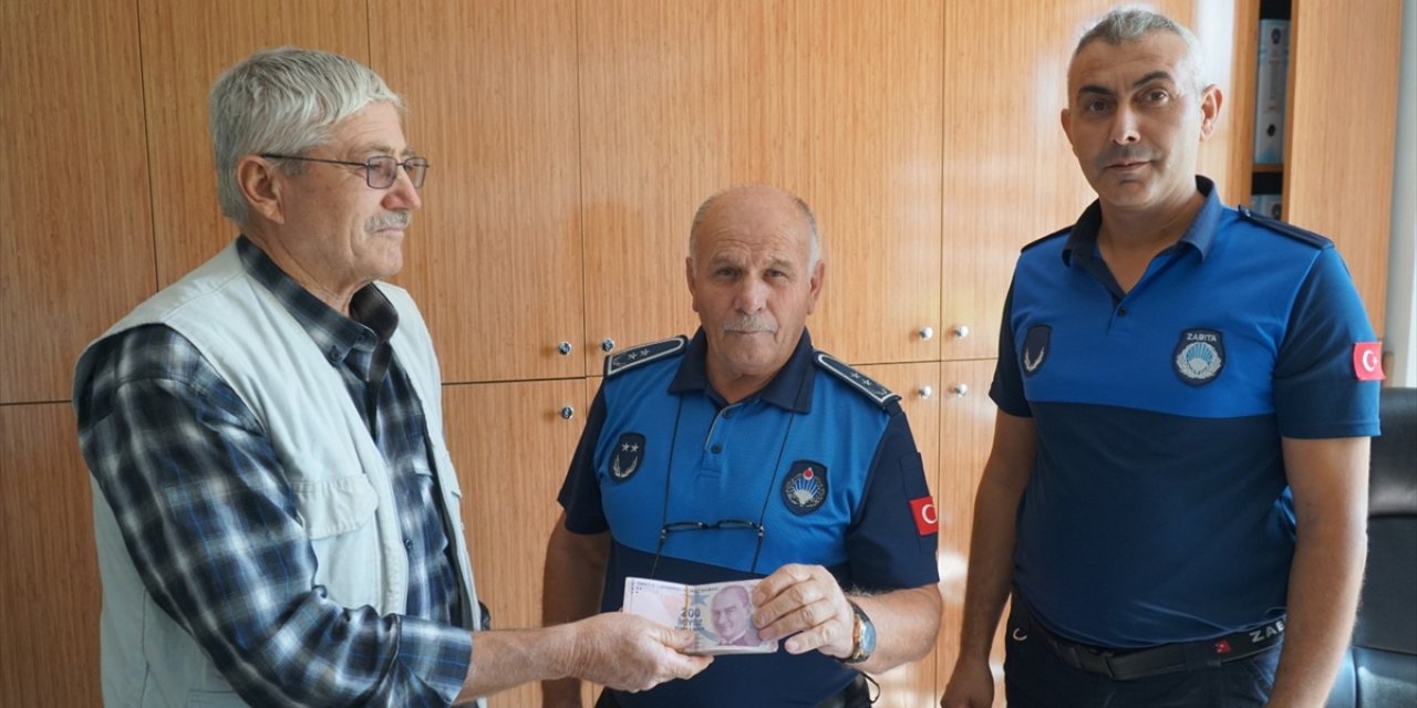 Çorum'da bir kişi hayvan pazarında bulduğu 20 bin lirayı sahibine ulaştırdı