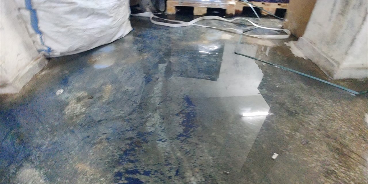 Sultangazi'de rögar kapaklarından taşan mavi renkli su tedirginlik yarattı