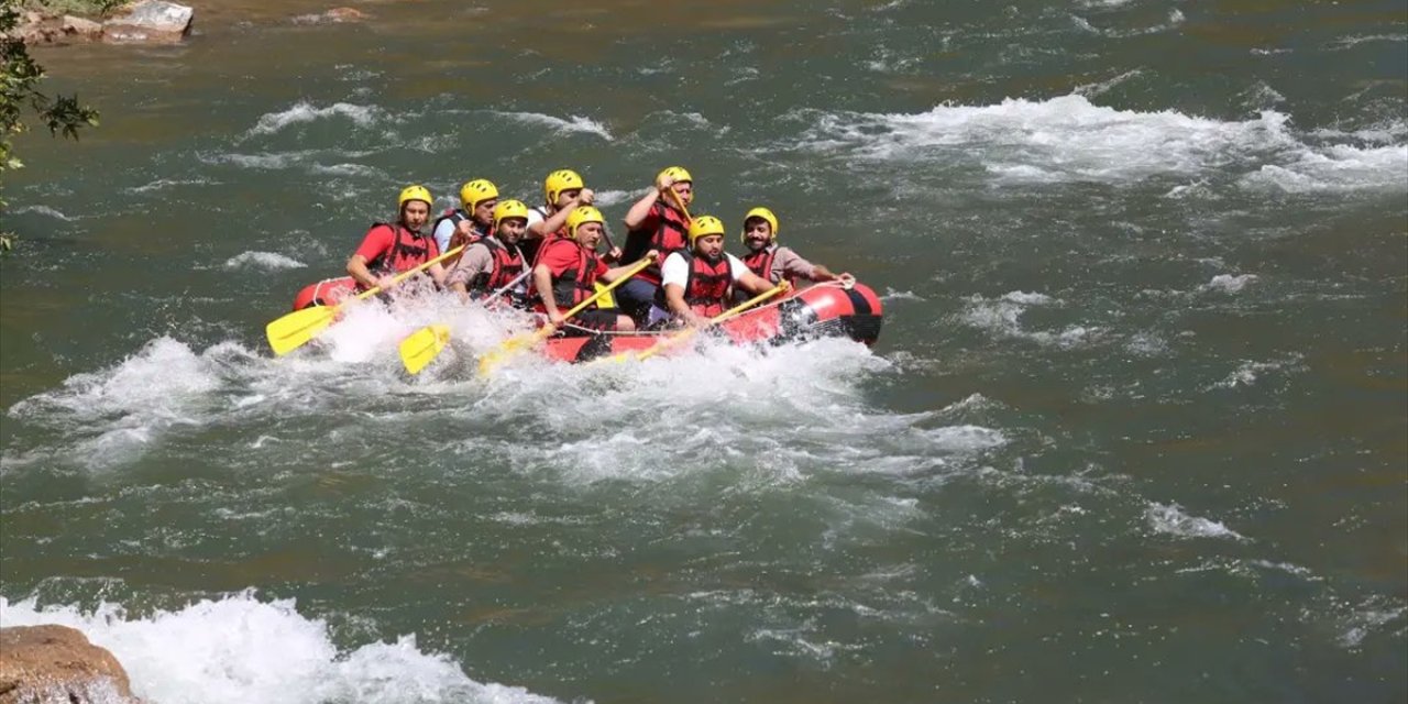 Kayseri Valisi Gökmen Çiçek, Zamantı Irmağı'nda rafting yaptı