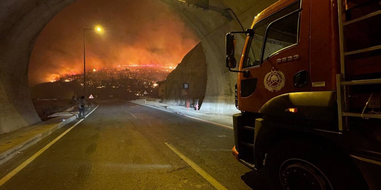GÜNCELLEME 7 - Mersin'deki orman yangınına müdahale ediliyor