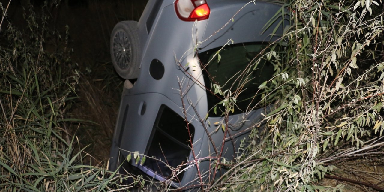 Adıyaman'da devrilen otomobilin sürücüsü yaralandı