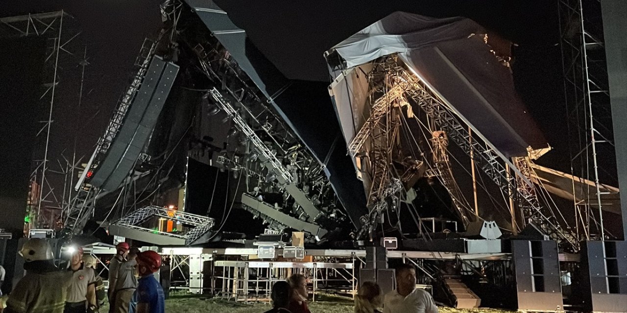 İzmir'de etkinlikler için kurulan sahnenin çökmesi sonucu 1 kişi yaralandı