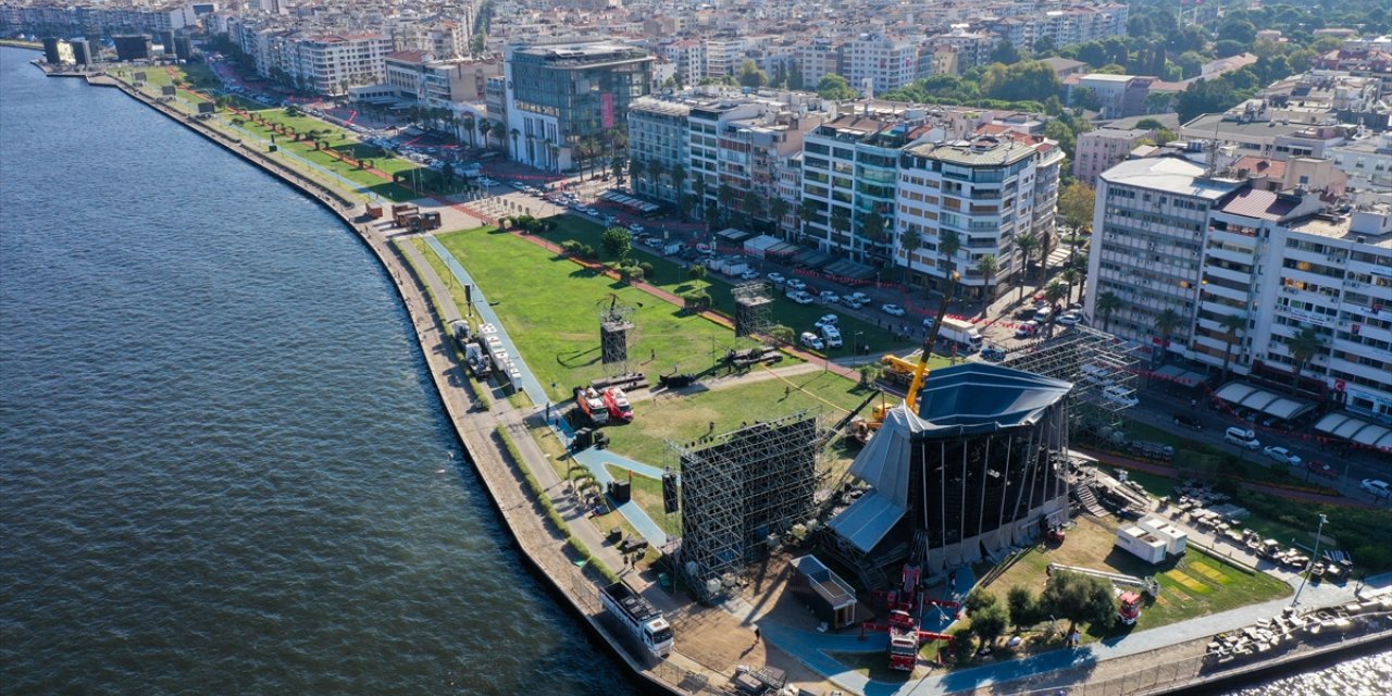 GÜNCELLEME 2 - İzmir'de Tarkan konseri için kurulurken çöken sahne kaldırılıyor