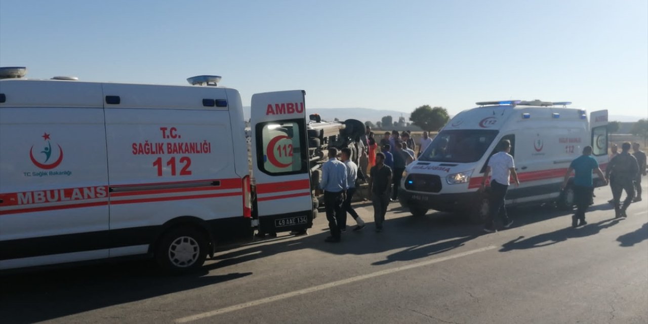 Muş'ta işçileri taşıyan minibüsün devrildiği kazada 13 kişi yaralandı