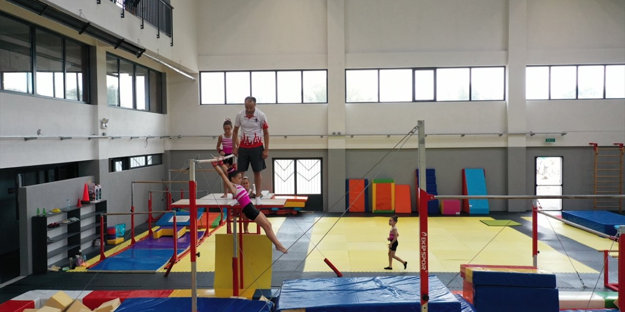 Sanayi tesisleri arasında kurulan "cimnastikçi fabrikası"nda yıldız sporcular yetiştiriliyor