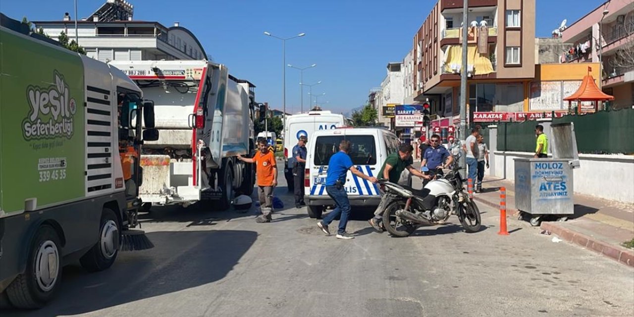 Antalya'da çöp kamyonunun altında kalan motosikletin sürücüsü öldü
