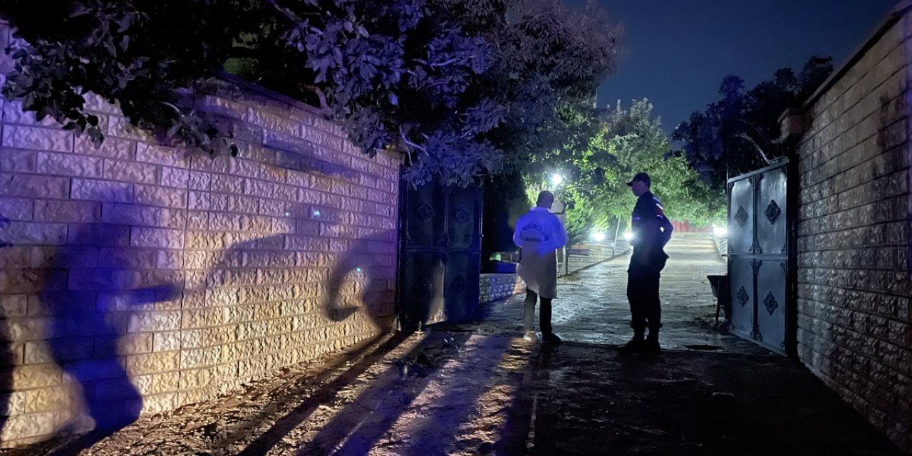 Gaziantep'te öldürülen baba ve intihar eden oğulun cenazesi yakınlarına teslim edildi