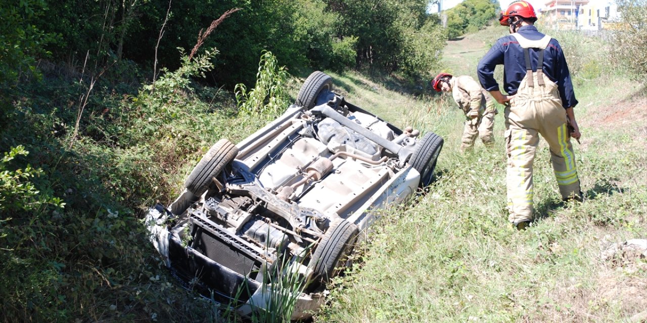 Sancaktepe'de devrilen otomobildeki anne ve oğlu yaralandı