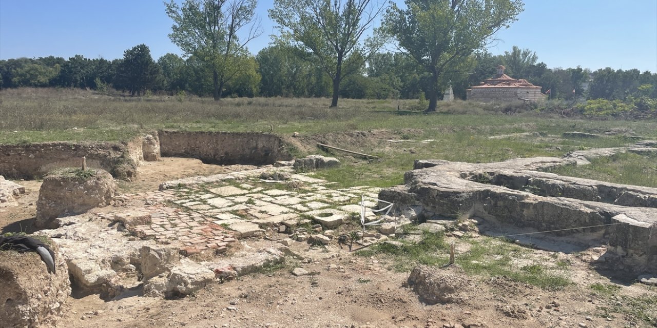 Edirne Yeni Sarayı kazısında patlamamış top mermisi bulundu