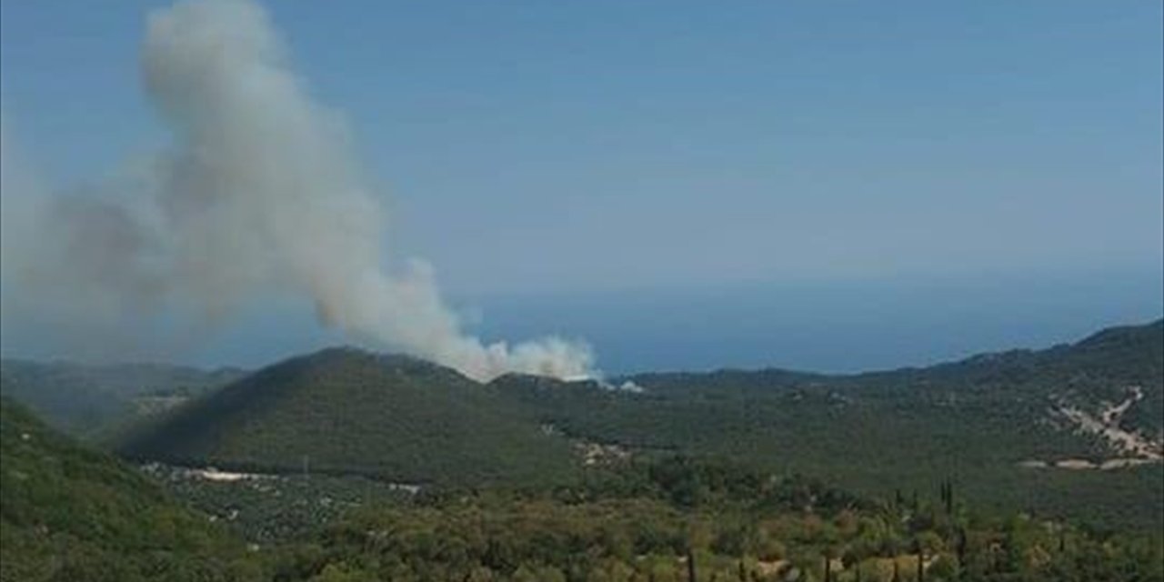 Demre'de ormanlık alanda yangın çıktı