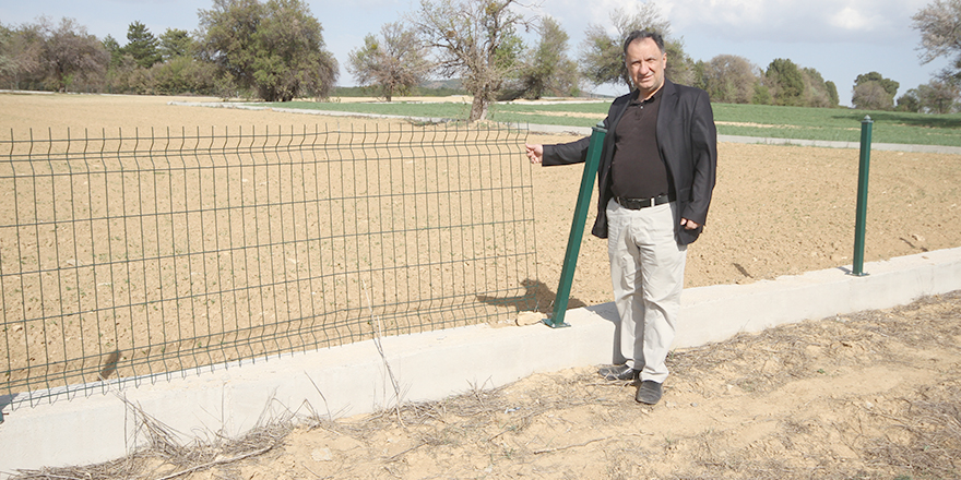 Çiftçinin tarlasını çevirdiği tel örgüler çalındı