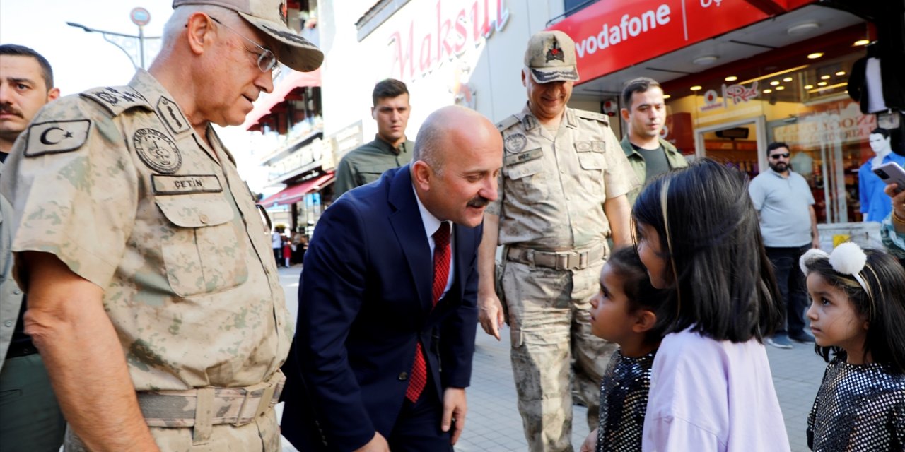 Jandarma Genel Komutanı Orgeneral Çetin Ağrı'da esnaf ile şehit ve gazi yakınlarıyla buluştu